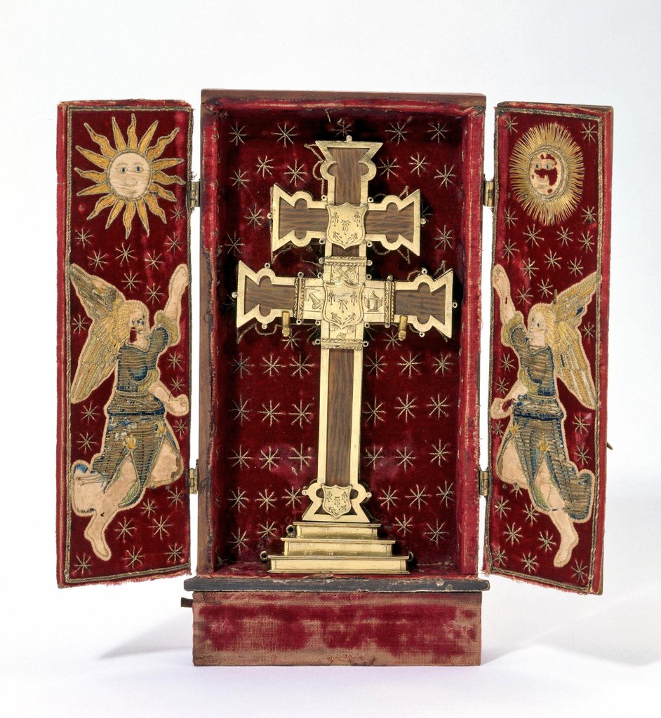 CruzdeCaravaca_'s tweet image. ✈️🇬🇧Hoy viajamos hasta el Museo de Victoria y Alberto, Londres, uno de los museos de artes decorativas más impresionantes del mundo.
Y allí encontramos esta cruz relicario (s. XVI) de madera y plata dorada.
#CruzdeCaravaca ☨