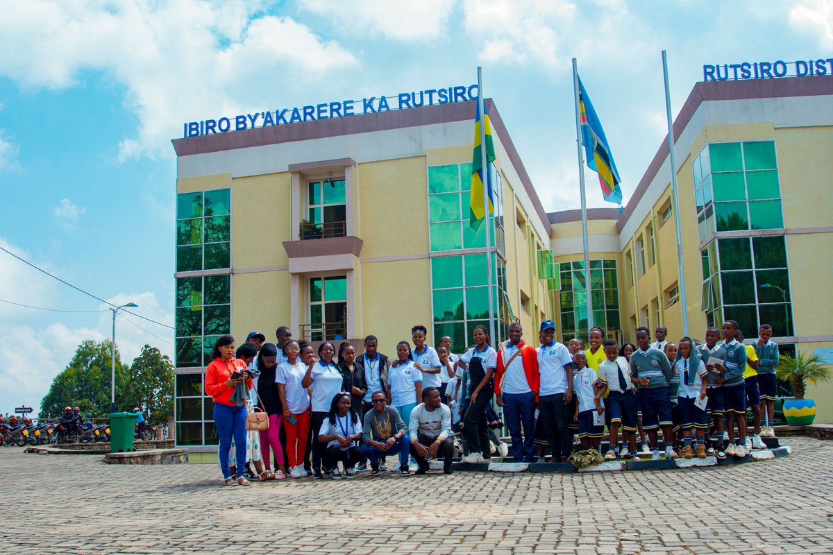 Abanyeshuri bahawe umwanya basobanuza ibyo bibazaga, batemberezwa ibiro bitangirwamo serivisi zinyuranye zihabwa abaturage, banashishikarizwa gukomeza kwigana umwete kugira ngo bazavemo intiti zizaba abayobozi beza b'ahazaza  h'Igihugu cyacu.2/4