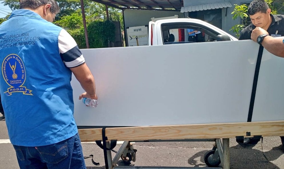 PDDHElSalvador's tweet photo. El #TrabajoConjunto de #ProcuradoraDDHH @RaqueldeGuevara permite que familia de persona migrante cierre ciclo de duelo, ya que el Dpto. #AtenciónMigrantes acompañó entrega de restos, como parte del Banco de Datos Forense de Migrantes No Localizados. @cancilleriasv y #COFAMIDE https://t.co/jg0KWMsqRs