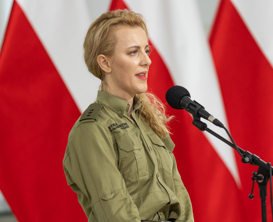 Sluzby_w_akcji's tweet photo. Brakuje nam pani kpt. Anny Michalskiej, byłej rzeczniczki Straży Granicznej. W czasach największego kryzysu migracyjnego, mimo nagonki wielu mediów, polityków i aktywistów, miała odwagę wyjść przed kamery i bronić nie tylko dobrego imienia funkcjonariuszy, ale także tłumaczyła dzień po dniu, dlaczego ochrona granicy przed imigrantami jest tak ważna.

Pani Anno, pamiętamy i dziękujemy 🫡🇵🇱