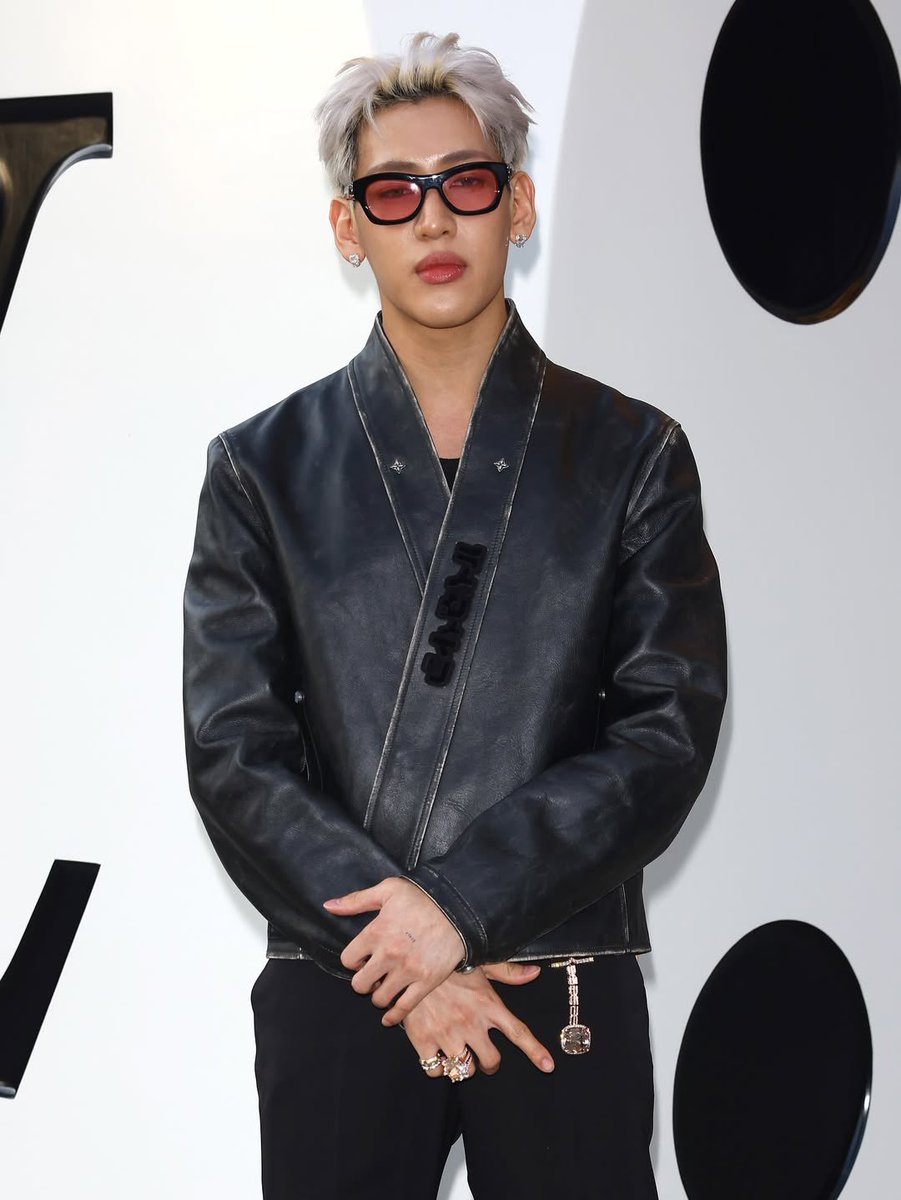 ElleMenThailand's tweet photo. ยกความเท่ไม่เกรงใจใครให้ แบมแบม กับลุคหล่อไร้ที่ติ สมศักดิ์ศรีเฮาส์แอมบาสเดอร์ Louis Vuitton Men’s Spring-Summer 2026 Show ณ Place Georges-Pompidou อบอวลไปด้วยพลังของเหล่าแขกรับเชิญระดับโลก ทั้ง House Ambassadors และเซเลบริตี้แถวหน้า

#ELLEMENReport
#BamBam #BamBamInParis https://t.co/g74TfP08e5