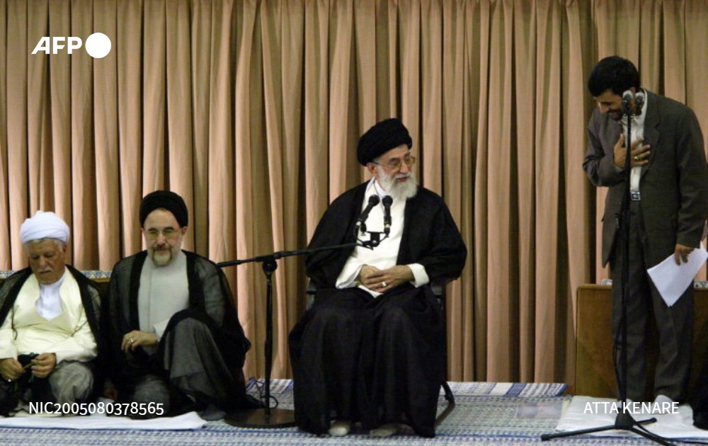 This image purporting to show Barack Obama bowing to Ayatollah Ali Khamenei has resurfaced after US strikes on Iran.

It is an old fake that edited together a photo of the former president letting a boy touch his hair with a shot of Iran's supreme leader.

factcheck.afp.com/doc.afp.com.63…