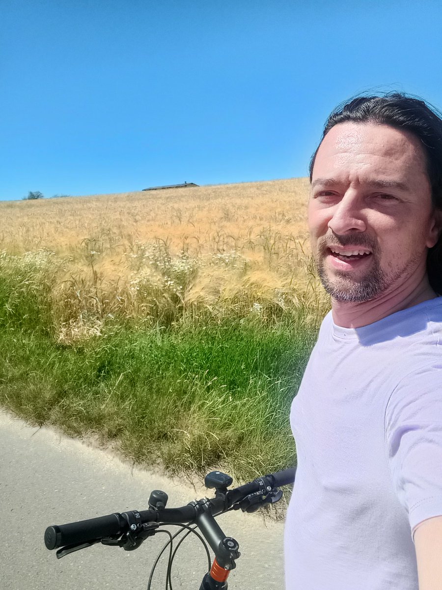 JoGoebel's tweet photo. Vorher nach #Nußbaum geradelt 🚴 für die #BNN. #Neulingen https://t.co/4wFDVqHXmO