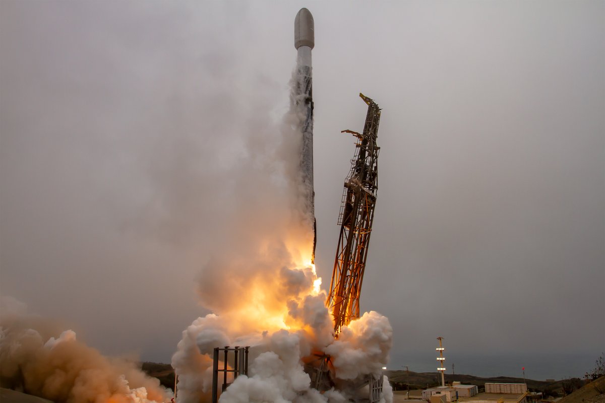 NASA_Technology's tweet image. On June 23, the @VardaSpace W-4 capsule launched aboard @SpaceX's Transporter 14 mission. Protected by a heat shield Varda made using tech developed by @NASAAmes, W-4’s re-entry to Earth will test the shield’s innovative materials at temps up to 7,000°F: go.nasa.gov/446Lqg4
