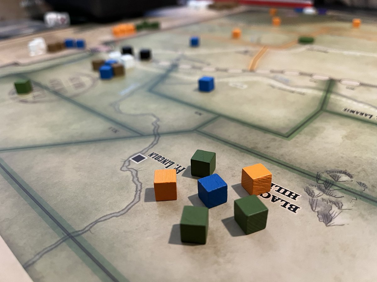 Divertidísimo este wargame de Arapajoes que verá mucha mesa. Custer apareció y desapareció en un abrir y cerrar de ojos, la encerrona india lo aniquiló. 🤣🔝👌
