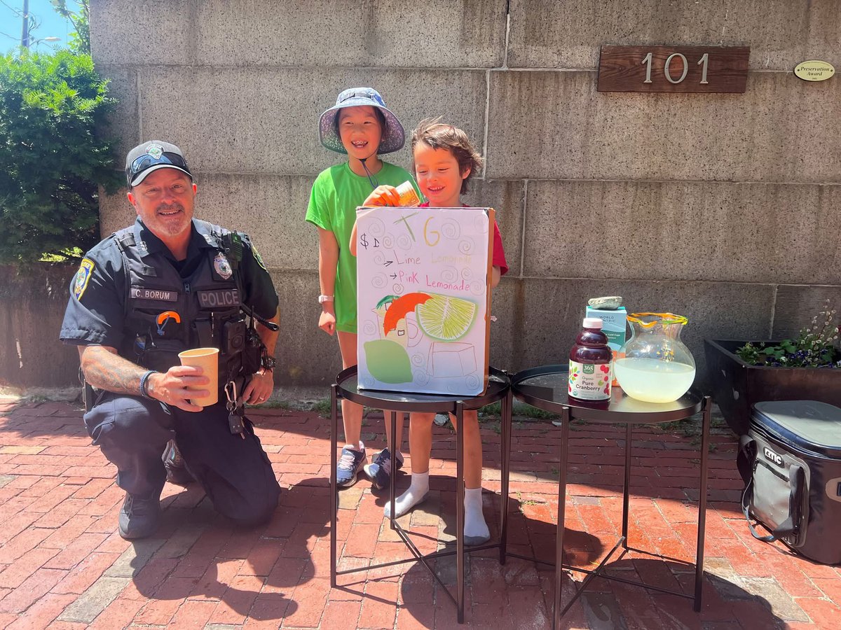 While on patrol in East #CambMa, one of our officers came across this lemonade stand run by some young entrepreneurs and enjoyed a refreshing drink. 
Below are are some useful heat safety resources shared by the city: cambridgema.gov/news/2025/06/c…