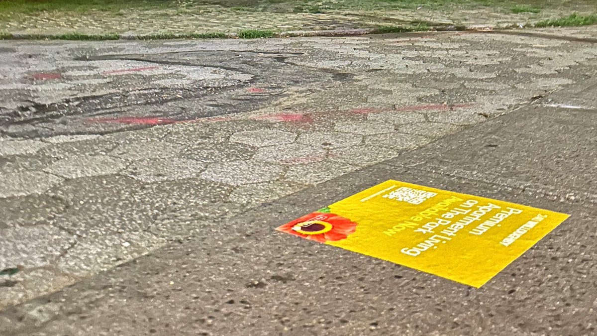 Spotted in Brooklyn: bright sidewalk decals with a QR code to learn more about the modern apartment building on 240 Willoughby Street! Placed near hotspots, subways, and of course, Fort Greene park!
 
#gogorillamedia #guerrillamarketing #boldadvertising #sidewalkdecals #NYC