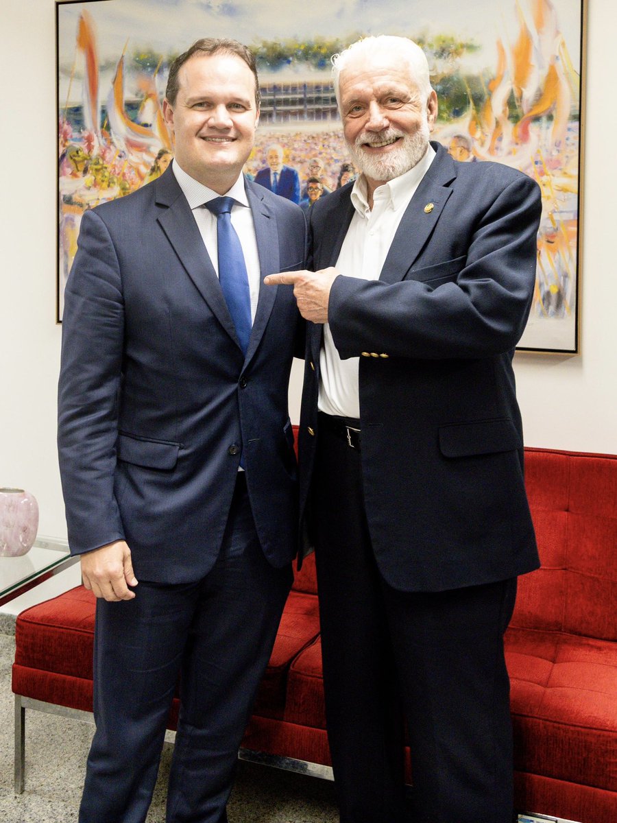 jaqueswagner's tweet photo. Mais um baiano se soma ao governo @lulaoficial para fazer mais por quem mais precisa! Júlio Pinheiro ex-prefeito de #Amargosa, cidade baiana, foi nomeado hoje como Secretário de Assuntos Federativos, da secretaria de Relações Institucionais da Presidência da República. Agora em #Brasília, Júlio chega para reforçar o diálogo com prefeitos e prefeitas. Parabéns pela nomeação e sucesso na jornada, Júlio! Vamos juntos!