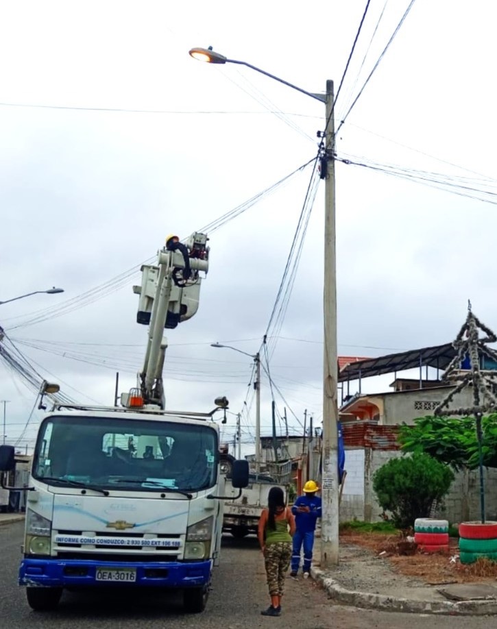 ✅ EL ORO 📍

Realizamos mantenimiento general del alumbrado público en varios sectores del cantón Machala, incluyendo Los Pinos, Marta Bucaram, Las Tinas, Las Tolas, el sector del ECU 911, la Cdla. del Chofer, Circunvalación Sur y zonas aledañas.

Más de 50 lámparas reparadas