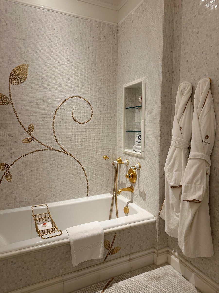 fuzzybeedecor1's tweet image. Wise choices in color, texture, and types of decor can make the difference between "ok" and "wow"! 🐝🐝

fuzzybeedecor.com/products/view/…

#bathroom #wallcolor #walldecor #cabinets #homedecor #decor #wallart #bathdecor