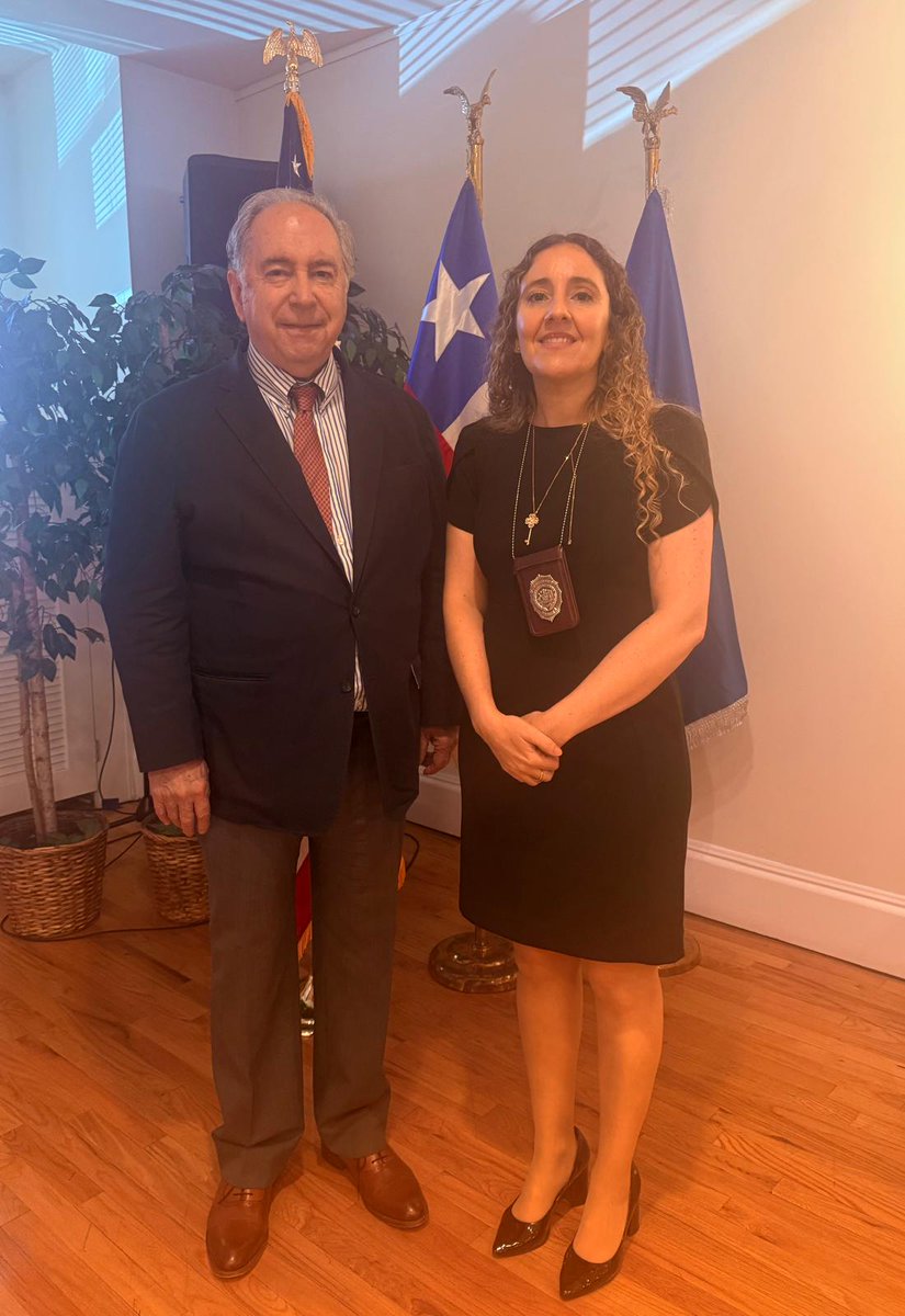 EmbajadaChileUS's tweet image. En su 92º aniversario, reconocemos el rol clave de la @PDI_CHILE en la proyección internacional de la seguridad y la cooperación contra el crimen transnacional. Su trabajo en EE.UU. refuerza los lazos bilaterales y nuestra respuesta conjunta a amenazas globales. 🇨🇱🤝🇺🇸