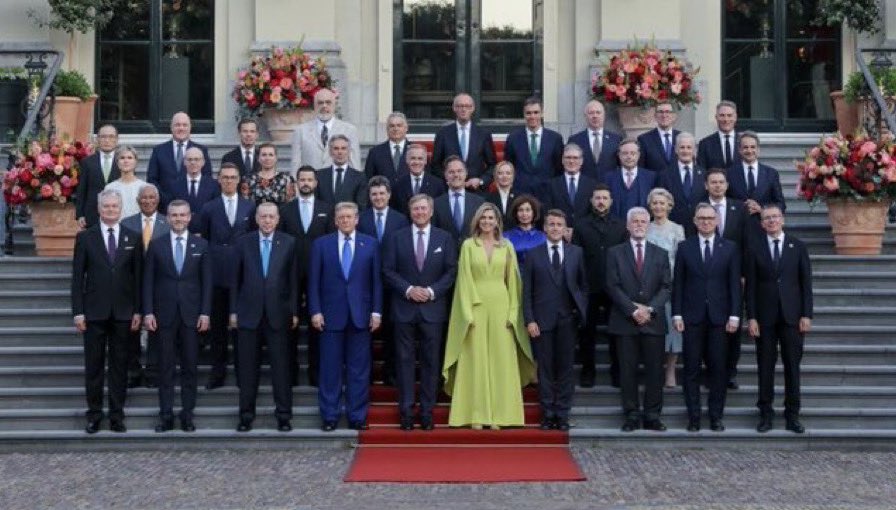 DaanHuisinga's tweet image. The 32 NATO-leaders, together with our King and Queen in The Hague.
#NATOSummit
#WeAreNATO