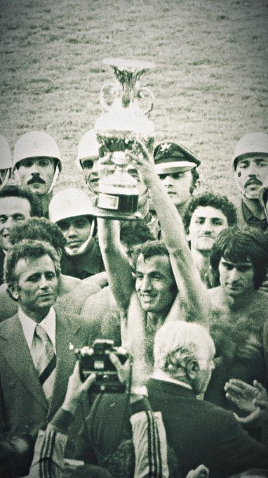 helfiireTS's tweet photo. "Ben Trabzonspor'un kaptanıyım, para için kulübümü terk edip başka kaptanların arkasında sahaya çıkmak bana yakışmaz."

Dozer Cemil https://t.co/I0ZoGOynR3