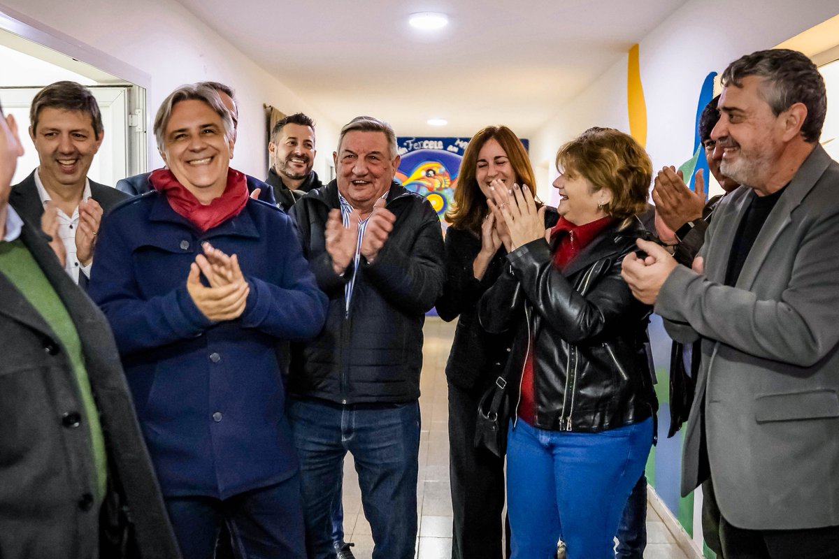 gobdecordoba's tweet photo. El gobernador @MartinLlaryora visitó #Chilibroste y entregó el decreto que establece la desanexación de la escuela José Manuel Estrada, que hasta ahora dependía de #Cintra. Es un gran logro para la localidad del departamento #Unión, que ahora cuenta con su propia escuela, el IPEM 443. 🏫
“Desanexar es crear las nuevas escuelas, es tener la posibilidad de generar los métodos educativos que ustedes quieren”, declaró el Gobernador. 🗣️
#SeguimosHaciendo #CórdobaNoPara