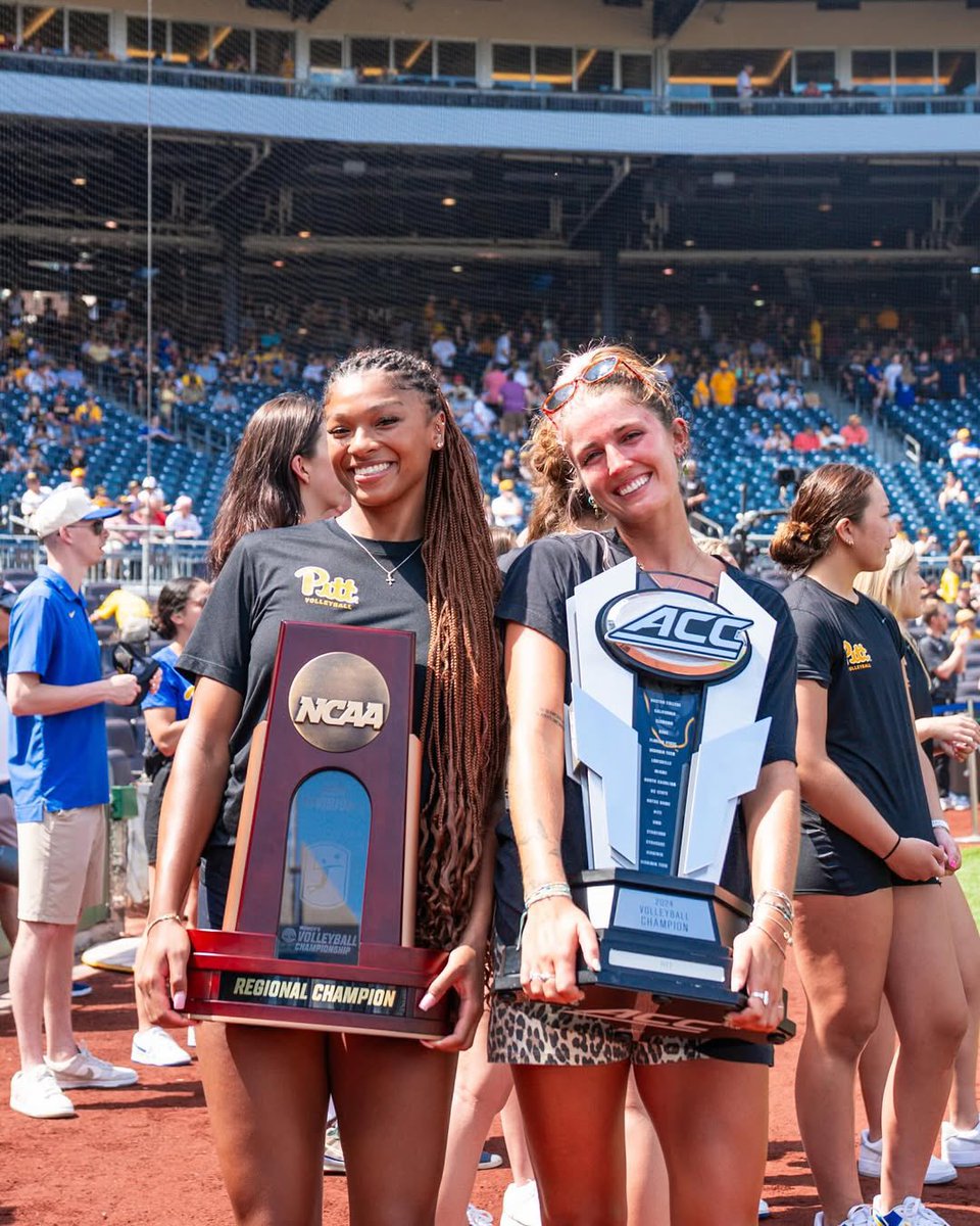 NCAAVolleyball's tweet image. A day at the ballpark ⚾️
#NCAAWVB x 📸 @Pitt_VB