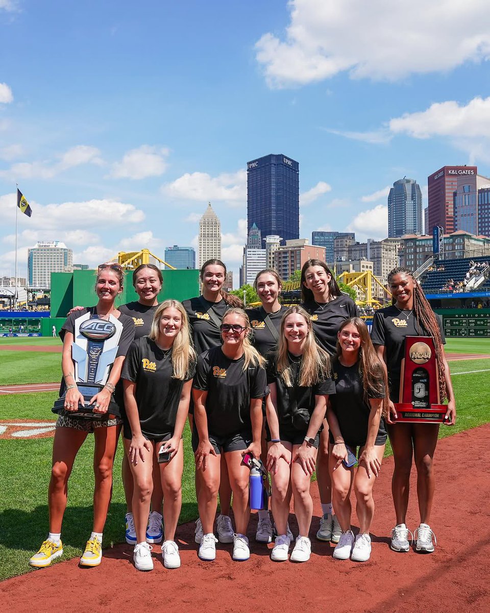 NCAAVolleyball's tweet image. A day at the ballpark ⚾️
#NCAAWVB x 📸 @Pitt_VB
