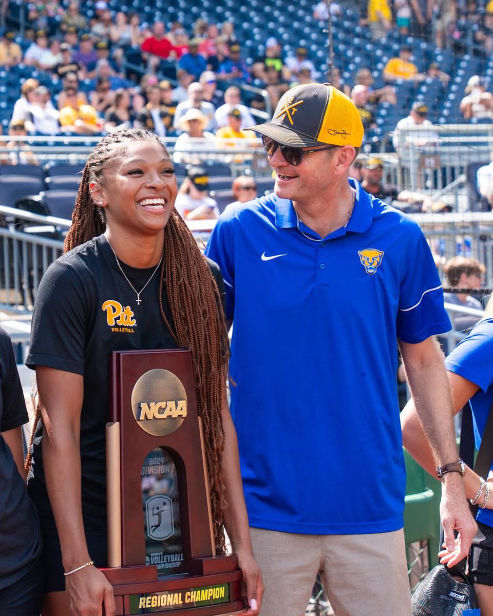 NCAAVolleyball's tweet image. A day at the ballpark ⚾️
#NCAAWVB x 📸 @Pitt_VB