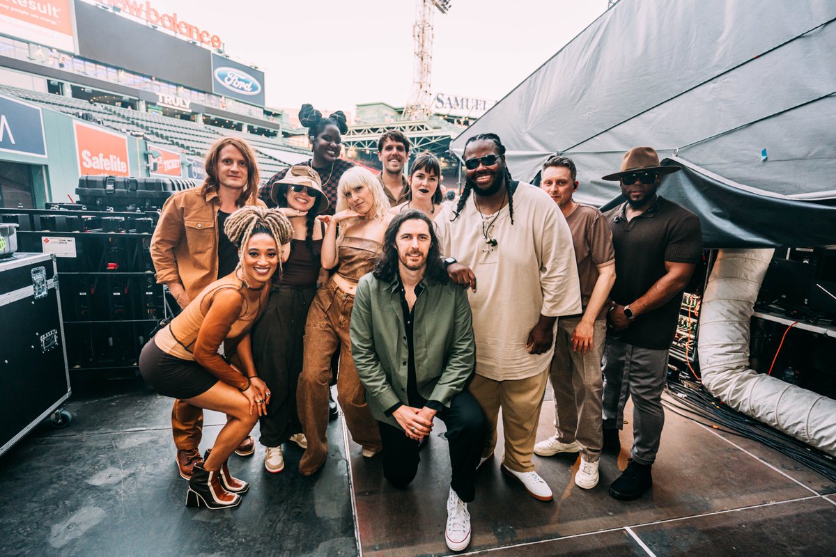 Hozier's tweet photo. Night 1 in Boston. Thank you 🖤

🎥 @ruthlessimagery https://t.co/f70x3LC540