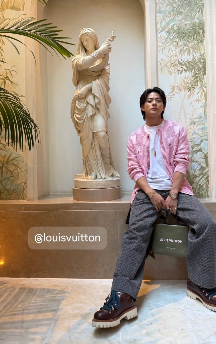 oimodesyo's tweet photo. ピンク🌸似合うねぇ( ; ; )♡
#LVMenSS26 #LVmen
#ShoHirano #平野紫耀 くん https://t.co/VokAQZhlMF