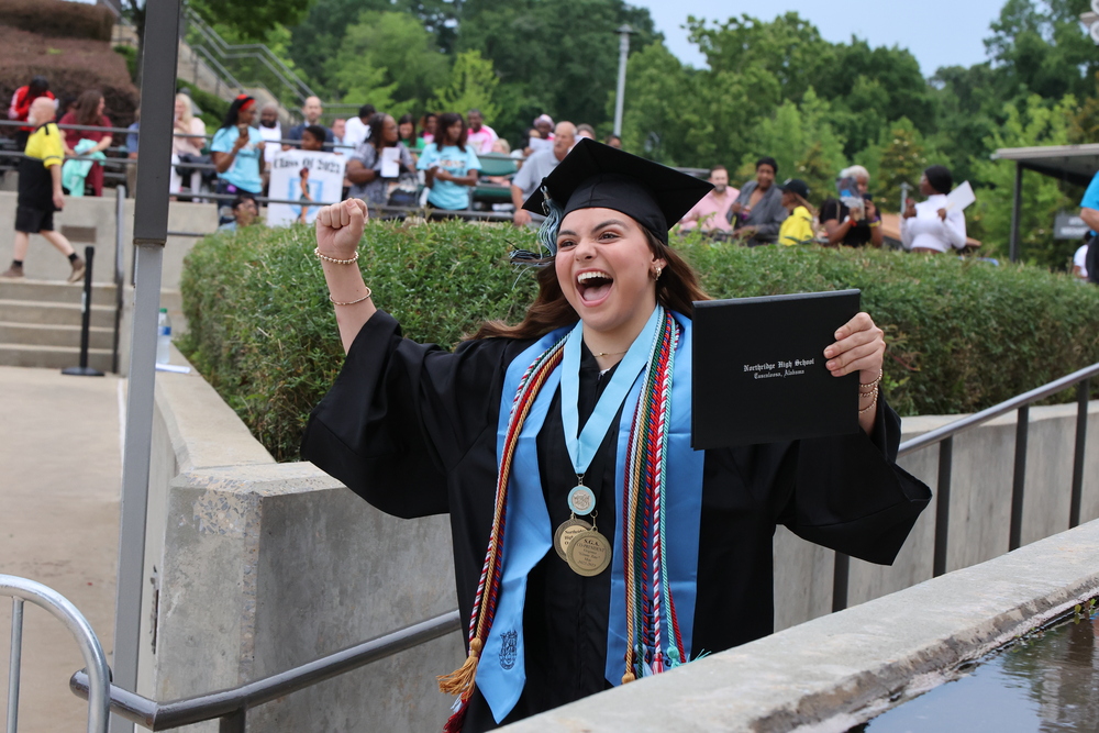 City of Tuscaloosa (@tuscaloosacity) on Twitter photo Beginning fall 2025, eligible <a href="/TCSBoardofEd/">T🍏S Board of Ed</a> students can take up to nine courses through <a href="/UofAlabama/">The University of Alabama</a>'s Early College program at no cost. That’s equivalent to a full year of college, with tuition, fees and textbooks fully covered.
Learn more ➡️ bit.ly/4ni3DQA Beginning fall 2025, eligible <a href="/TCSBoardofEd/">T🍏S Board of Ed</a> students can take up to nine courses through <a href="/UofAlabama/">The University of Alabama</a>'s Early College program at no cost. That’s equivalent to a full year of college, with tuition, fees and textbooks fully covered.
Learn more ➡️ bit.ly/4ni3DQA