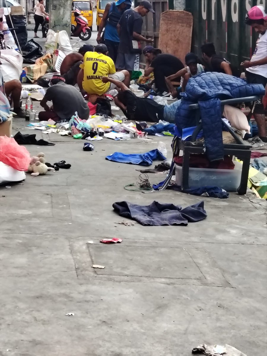 EmergenciasEc's tweet photo. Lamentable!!
Definitivamente tenemos un grave problema de gente puerca en la ciudad.
En el sector de la 25 y la Ch La gente bota la basura  correctamente en el contenedor, pero el lugar está lleno de hacheros, funda que lanzan y corren a desbaratarla. 
Necesitamos solucion a esta problemática.
El camión de Urvaseo no puede estar pasando cada media hora a llevarse la basura, necesitamos control de esta gente que llega a sacar las fundas y a desbaratarlas en media calle.