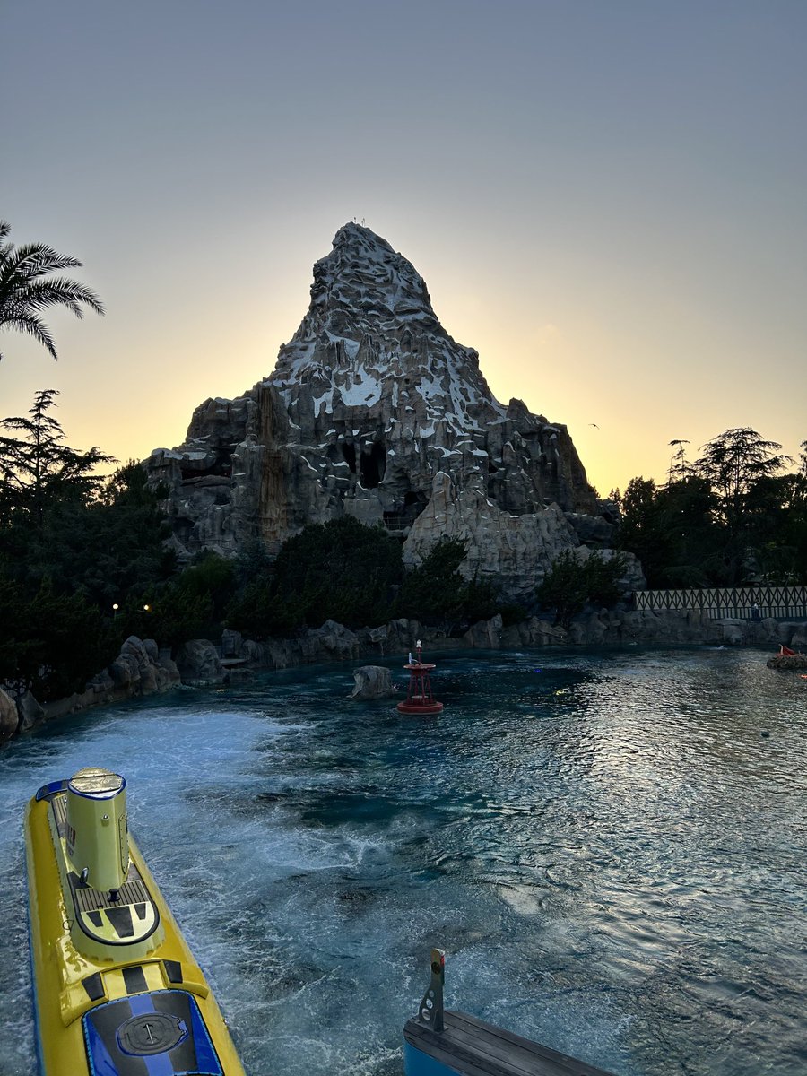 ExSoCal04's tweet photo. #Disneyland#Matterhorn https://t.co/AFQcGVADpS