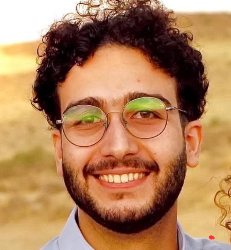 آرمان نیک آئین شهروند بهائی ساکن قشم که همراه همسرش برای دیدار خانواده به شیراز سفر کرده بود شامگاه دوشنبه توسط ماموران سپاه بدون حکم در منزل پدری خود بازداشت شد اطلاعی از وضعیت این آهنگساز و موزیسین بهائی نیست #بهائی_بودن_جرم_نیست #هنرمند_بهائی #زندگی_در_تبعیض #بهائیان_ایران