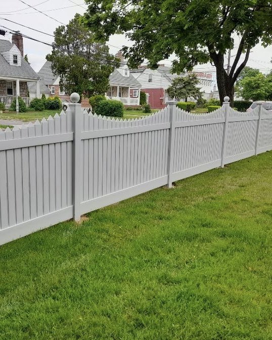 Liberty_Fence's tweet photo. We installed this 48” Venus scallop-style #vinylfence in #GardenCity—complete with custom spaced pickets, spaded caps, and alternating Ball and New England post tops for a subtle but standout finish.

#pvcfence #vinylfences #vinylfencing #fencedesign #fenceconpany #LongIsland https://t.co/mGAvHKODuf