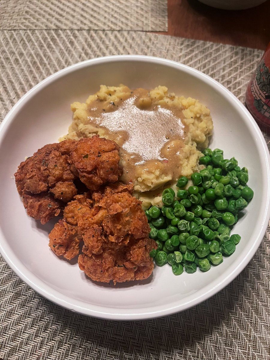 also made southern fried cauliflower, garlic mashed potatoes &amp; gravy and peas hehe 🫴🥬