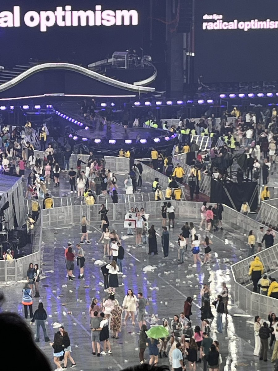 Concerto Dua Lipa a Liverpool, bandiera della Sardegna: presente