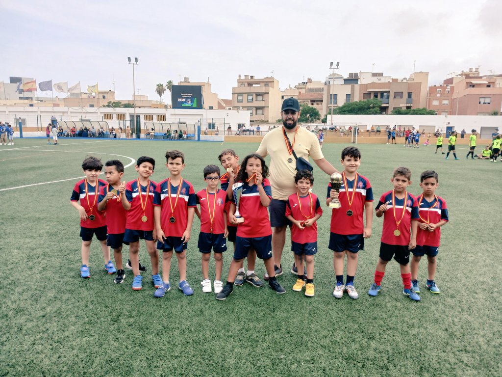 Nuestro Prebenjamín B en la entrega de trofeos de la <a href="/RFMF_MELILLA/">RFMF_MELILLA</a>