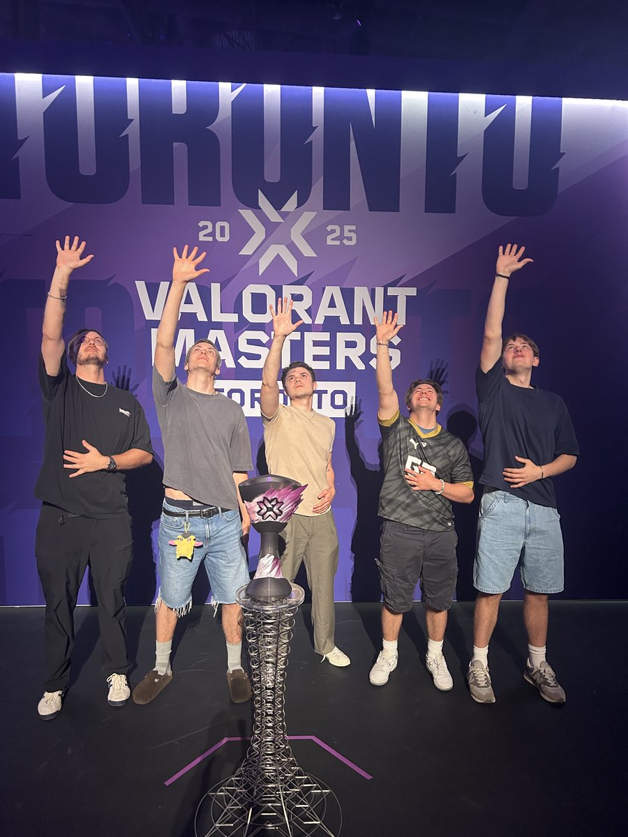 grokVLRNT's tweet image. So happy I was able to see so many of my friends at Masters and meet people whose games I troll. Valorant is so W and I deadass cried when PRX won 💪💪 (if anyone has a Spike hoodie in Large please lmk)