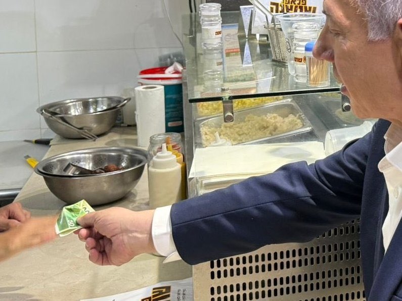 OdedMeri's tweet photo. זה רק אני או שהתמונה הזאת ערוכה? שטר 50 בכלל לא נראה ככה וגם כתוב 100 בצד השני של השטר https://t.co/HmJc8WThgF