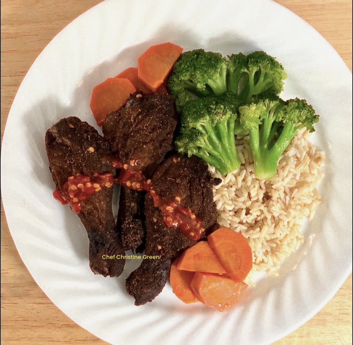 Fabulously spicy baked Jerk drumsticks, broccoli/ carrots in Maggi sauce and brown rice 🌶️