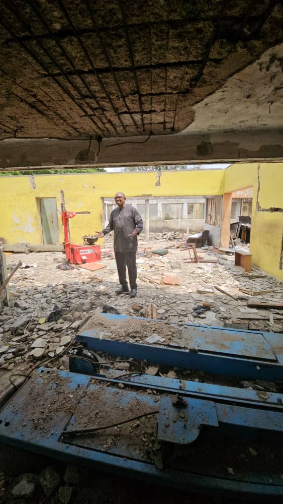 IkukuomaC's tweet photo. Look at what APC did to the investment of Mr Peter Obi younger brother at Ikeja today !!!! Billion naira worth investment destroyed for absolute no reason https://t.co/m4EoNPxJ2e