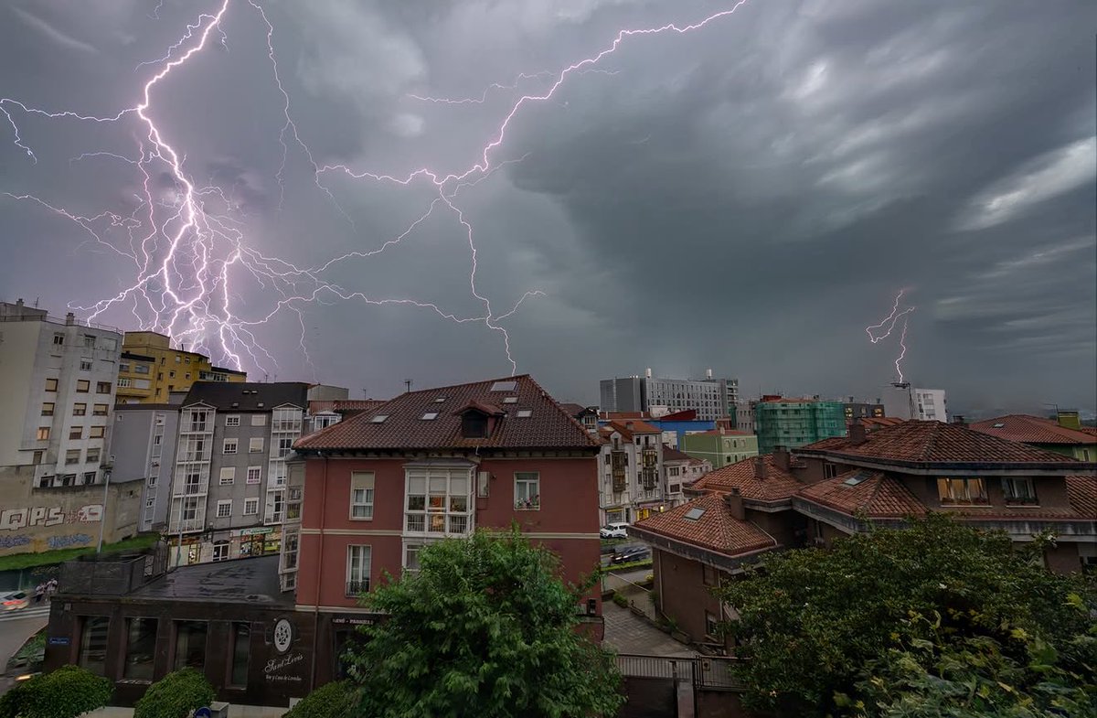 ⚡️ Tormentón de San Juan ⚡️

¿En qué parte de Cantabria lo has sentido?

📍 Santander (Cantabria)

📷  Antonio Ruiz