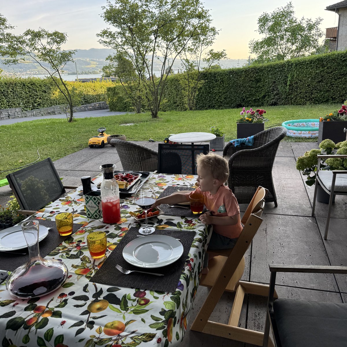 Обожаю лето, а сегодня был лучший вечер: муж приготовил гриль, сын плескался в бассейне, потом мы вместе танцевали и были абсолютно счастливы.
Пс: вот эта скатерть из Италии за 8 евро просто находка! На ней даже пятен не видно