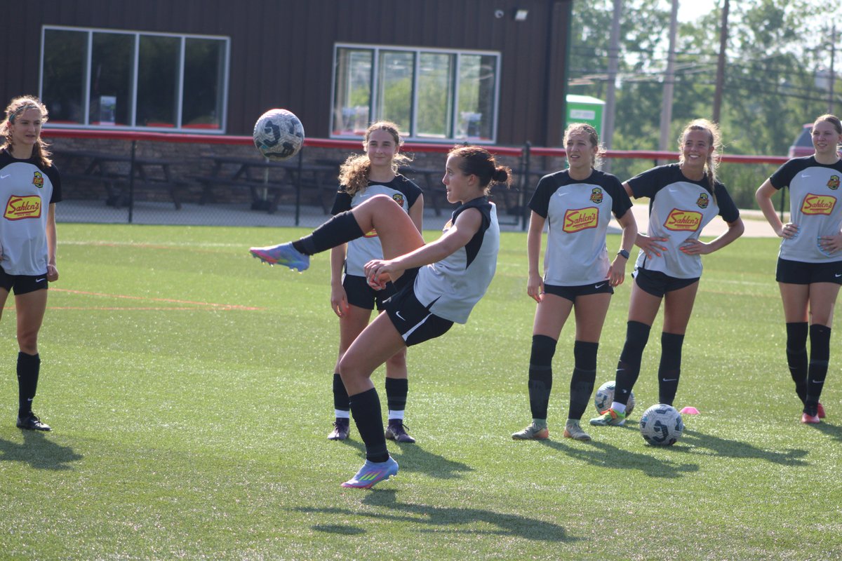 WNYFlashAcademy's tweet photo. Our 2010G ECNL team is wrapping up its final training session today at Flash Fields before heading out West for playoffs... good luck, girls!!
#FlashFamily https://t.co/4r3ejVYnMQ