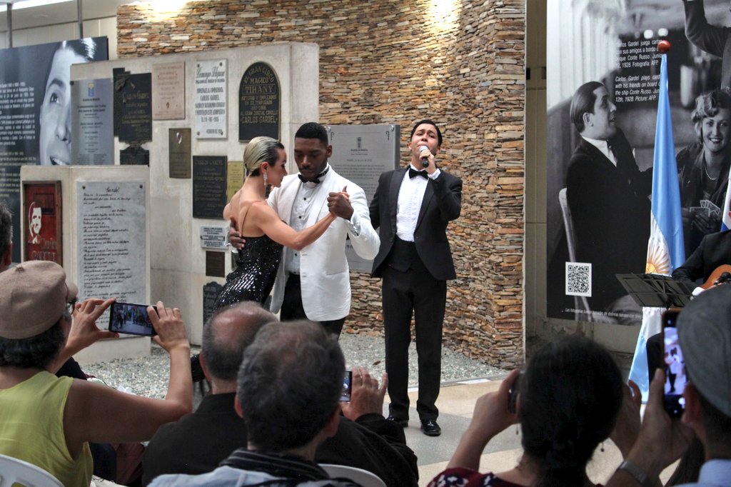 AeropuertoEOH's tweet photo. "Noventa años han pasado desde aquel día que marcó para siempre la historia del tango y de nuestra ciudad...". 🎻🎶 Hoy, desde el aeropuerto, rendimos un sentido homenaje al Zorzal Criollo e inauguramos, en su nombre y junto a la @AlcaldiadeMed, el XIX Festival Internacional de Tango: "Gardel, 90 años de un eterno cantar". 💃
