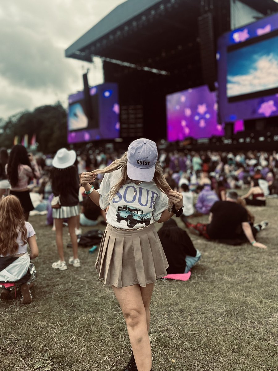 HayleysHolocron's tweet image. Besties I seen Olivia Rodrigo today and I’m so happy , I missed her