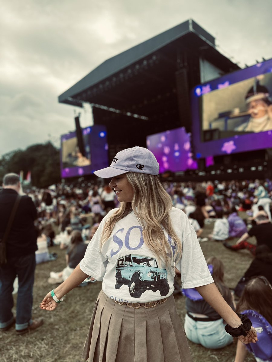 HayleysHolocron's tweet image. Besties I seen Olivia Rodrigo today and I’m so happy , I missed her