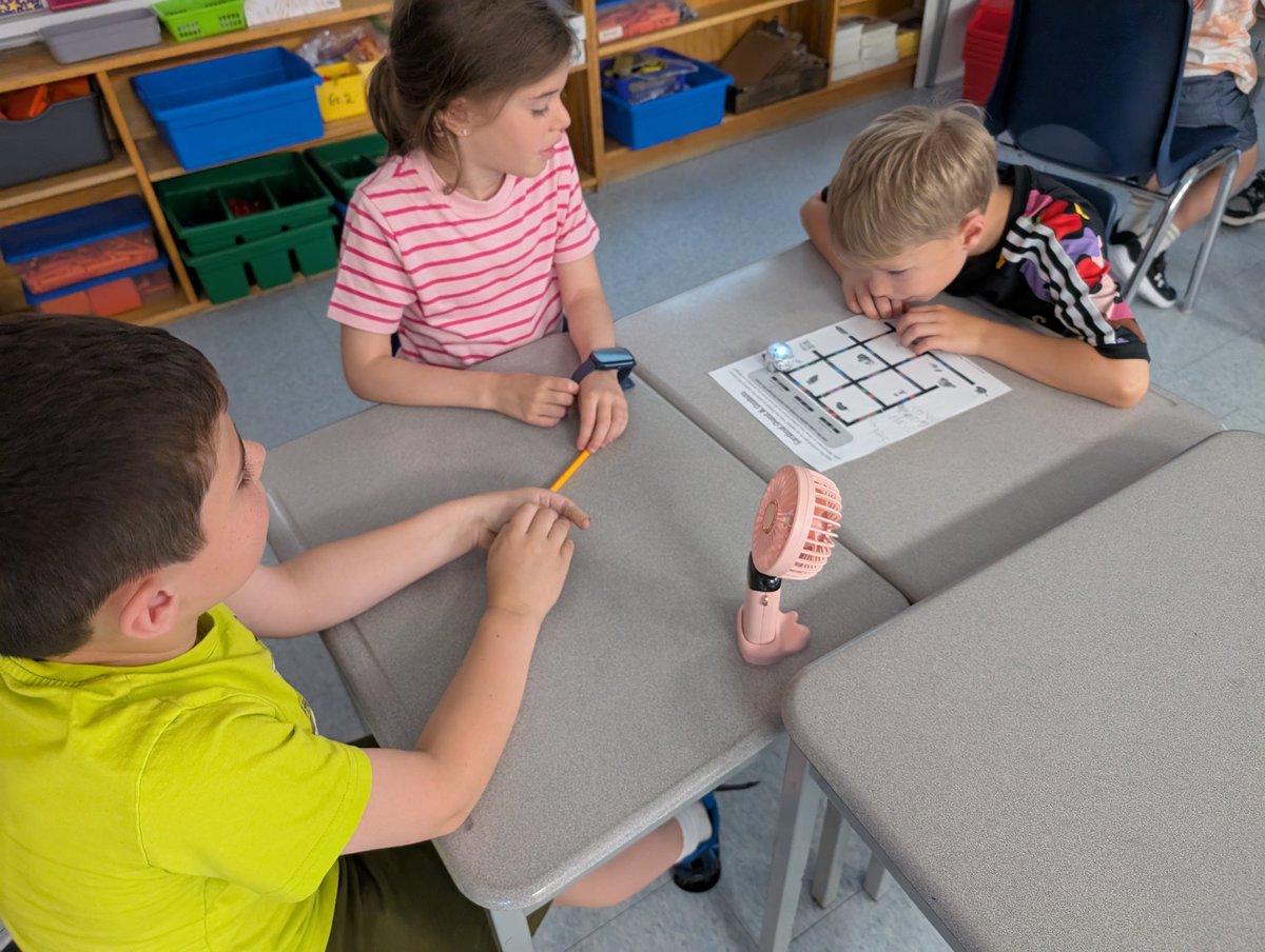 MrsPereiraClass's tweet photo. Today students completed a worksheet giving advice to the next Grade 1 and 2 students. Students also worked on some coding with the Ozobots from last week. Great job everyone! https://t.co/1Uqs4GBjQi