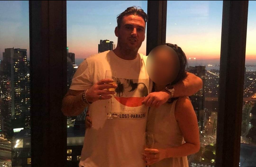 Women, if a man puts his arm around you like this, he doesn't love you