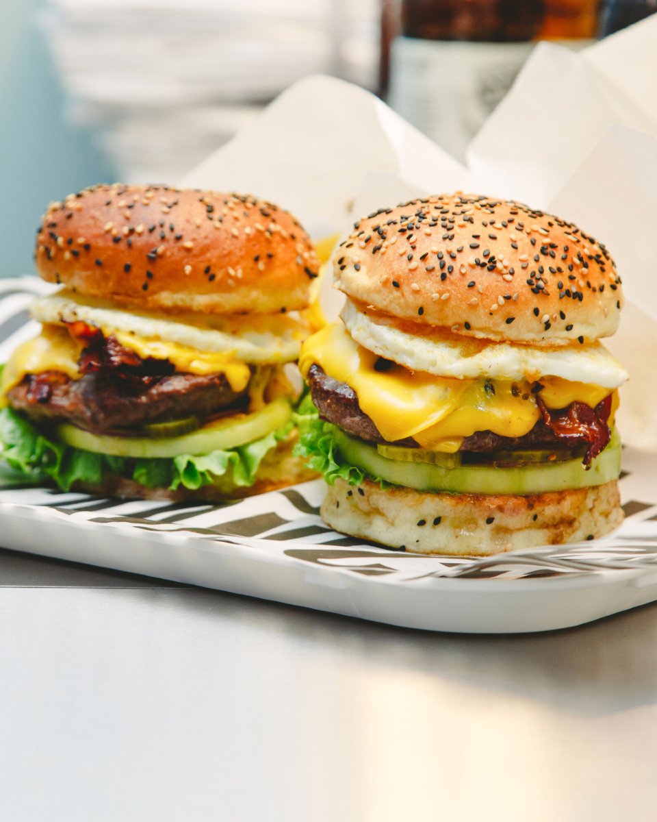 Cada receta, ingrediente, productor con el que trabajamos forma parte de una decisión con propósito: hacer las cosas bien, desde el origen hasta tu mesa

🌿 Cocinamos con respeto, compromiso, con esa mezcla explosiva de sabor y conciencia que hace que cada bocado se disfrute más.