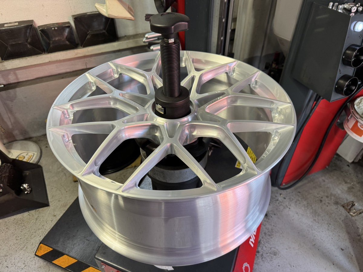 KKdesign11's tweet photo. Porsche 991.2gts✖️BCforged wheel 
デザインはACL07 
カラーはBrushed

お大人な感じでかっこよー😎
#porsche 
#9912gts 
#bcforged https://t.co/fMwLui5YAO