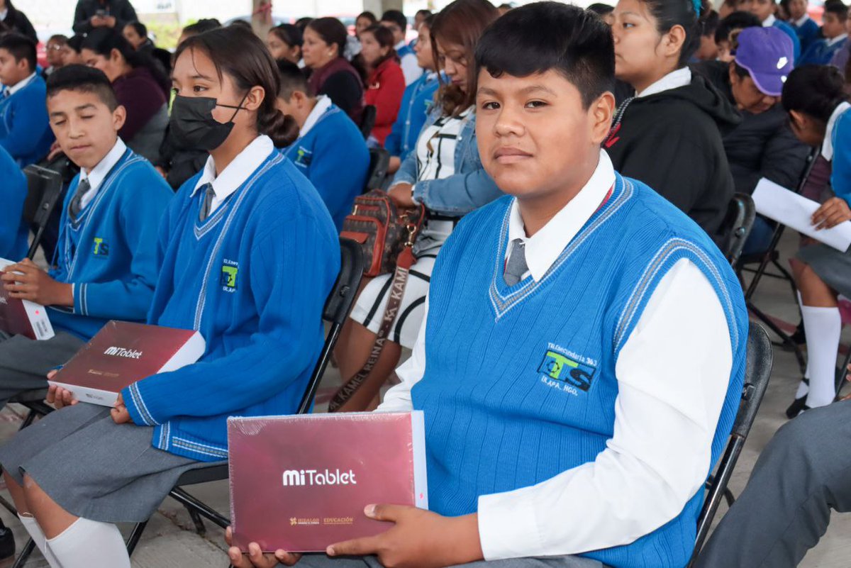 SEPHidalgo's tweet photo. En gira de trabajo, el secretario de Educación Pública, @natycastrejonv entregó 432 tabletas a estudiantes de tres telesecundarias de Tlahuelilpan y Tetepango como parte del programa piloto #MiTablet, gracias al respaldo del gobernador @juliomenchaca_. Con una inversión de 1.2 millones de pesos, esta iniciativa busca reducir la brecha digital y fomentar el acceso a la tecnología en comunidades rurales.
El programa, que beneficiará a 2 mil estudiantes, promueve la inclusión digital, la equidad educativa y el desarrollo de competencias tecnológicas. Si los resultados son favorables, se impulsará su expansión en todo el estado para garantizar que todas y todos los jóvenes tengan las herramientas para construir su futuro. 💻
#PrimeroLaEducación #NatyCastrejón