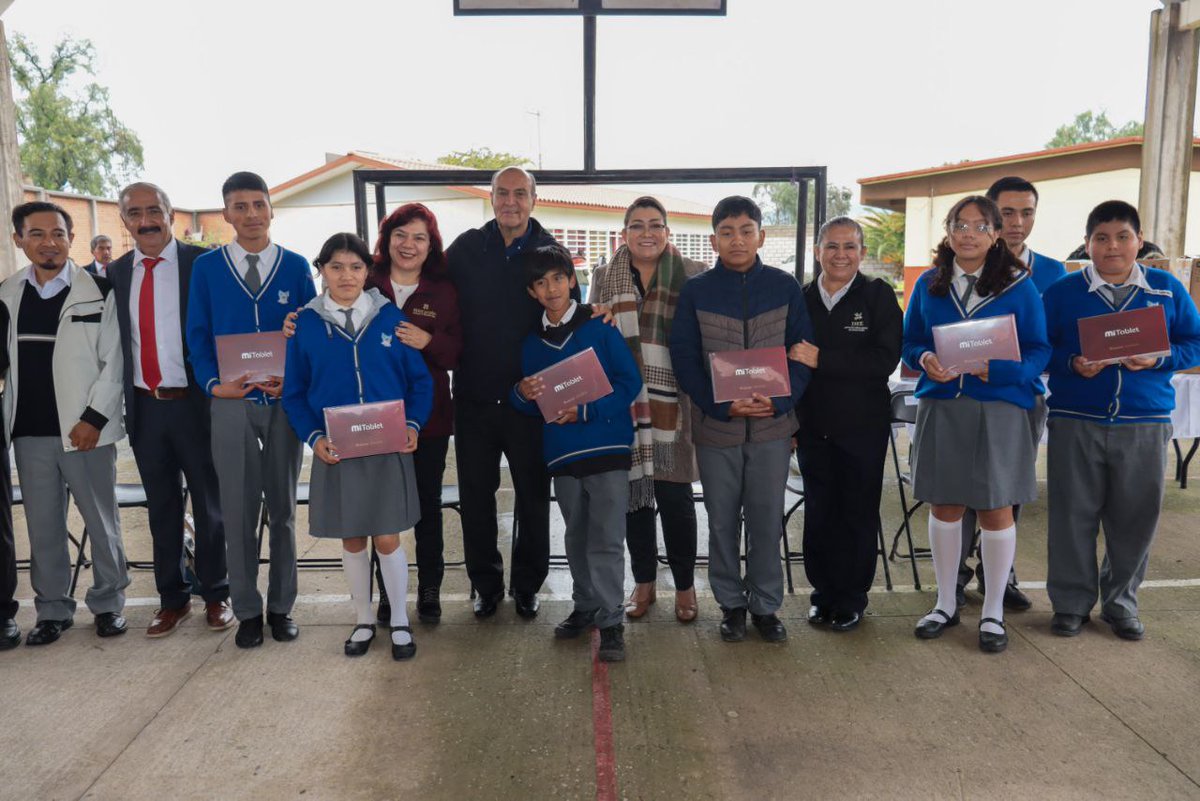 SEPHidalgo's tweet photo. En gira de trabajo, el secretario de Educación Pública, @natycastrejonv entregó 432 tabletas a estudiantes de tres telesecundarias de Tlahuelilpan y Tetepango como parte del programa piloto #MiTablet, gracias al respaldo del gobernador @juliomenchaca_. Con una inversión de 1.2 millones de pesos, esta iniciativa busca reducir la brecha digital y fomentar el acceso a la tecnología en comunidades rurales.
El programa, que beneficiará a 2 mil estudiantes, promueve la inclusión digital, la equidad educativa y el desarrollo de competencias tecnológicas. Si los resultados son favorables, se impulsará su expansión en todo el estado para garantizar que todas y todos los jóvenes tengan las herramientas para construir su futuro. 💻
#PrimeroLaEducación #NatyCastrejón