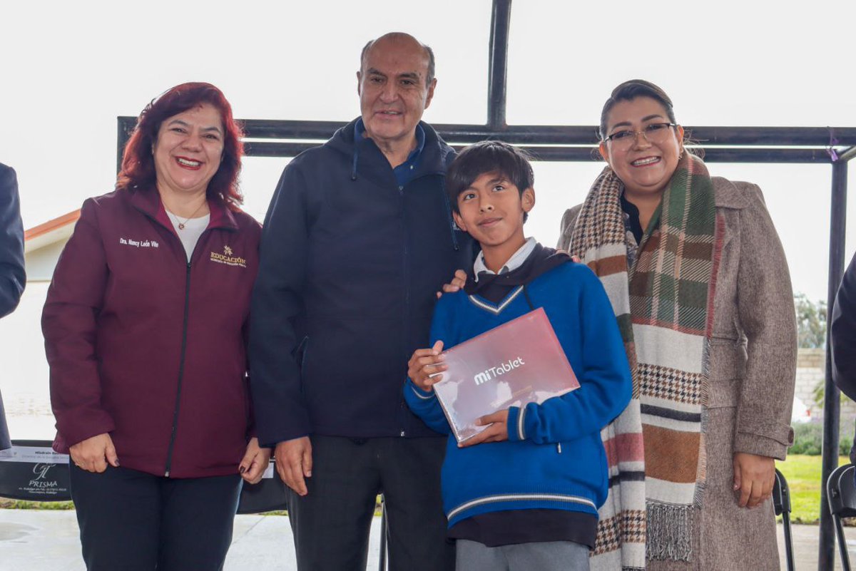 SEPHidalgo's tweet photo. En gira de trabajo, el secretario de Educación Pública, @natycastrejonv entregó 432 tabletas a estudiantes de tres telesecundarias de Tlahuelilpan y Tetepango como parte del programa piloto #MiTablet, gracias al respaldo del gobernador @juliomenchaca_. Con una inversión de 1.2 millones de pesos, esta iniciativa busca reducir la brecha digital y fomentar el acceso a la tecnología en comunidades rurales.
El programa, que beneficiará a 2 mil estudiantes, promueve la inclusión digital, la equidad educativa y el desarrollo de competencias tecnológicas. Si los resultados son favorables, se impulsará su expansión en todo el estado para garantizar que todas y todos los jóvenes tengan las herramientas para construir su futuro. 💻
#PrimeroLaEducación #NatyCastrejón