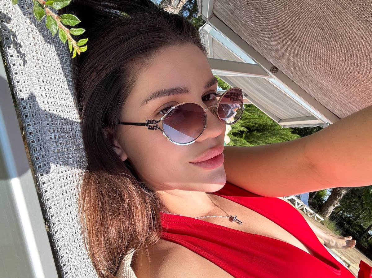 Anastasia_Yiii's tweet image. Soaking in the sun, doing absolutely nothing — and loving every minute of it.

#SunnyMood #SelfCareDay #RedVibes #SummerGlow #NoFilterJustPeace
