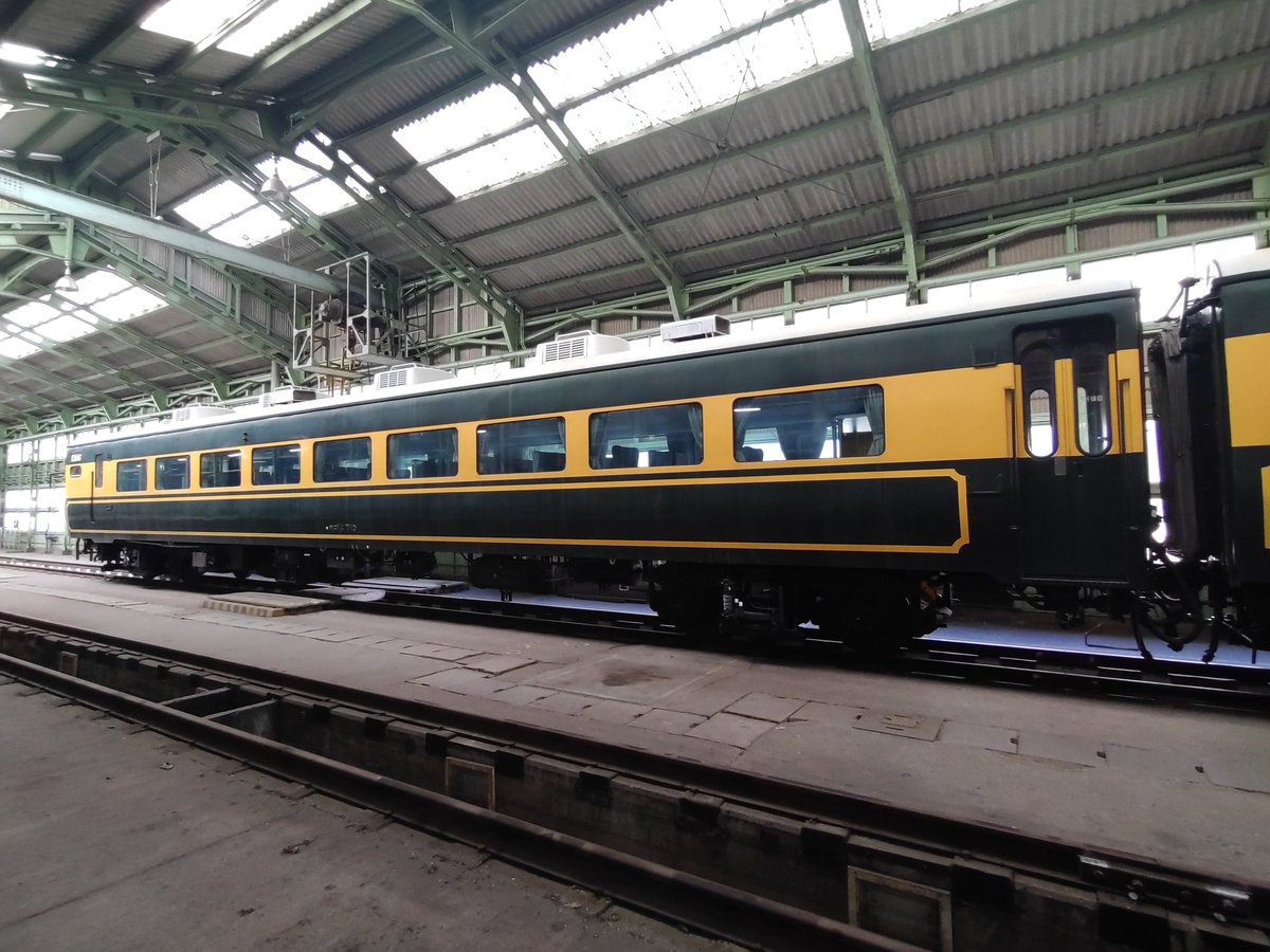 サロンカーなにわ、末期は5両使用で運用から外れていたオロ14 709,710